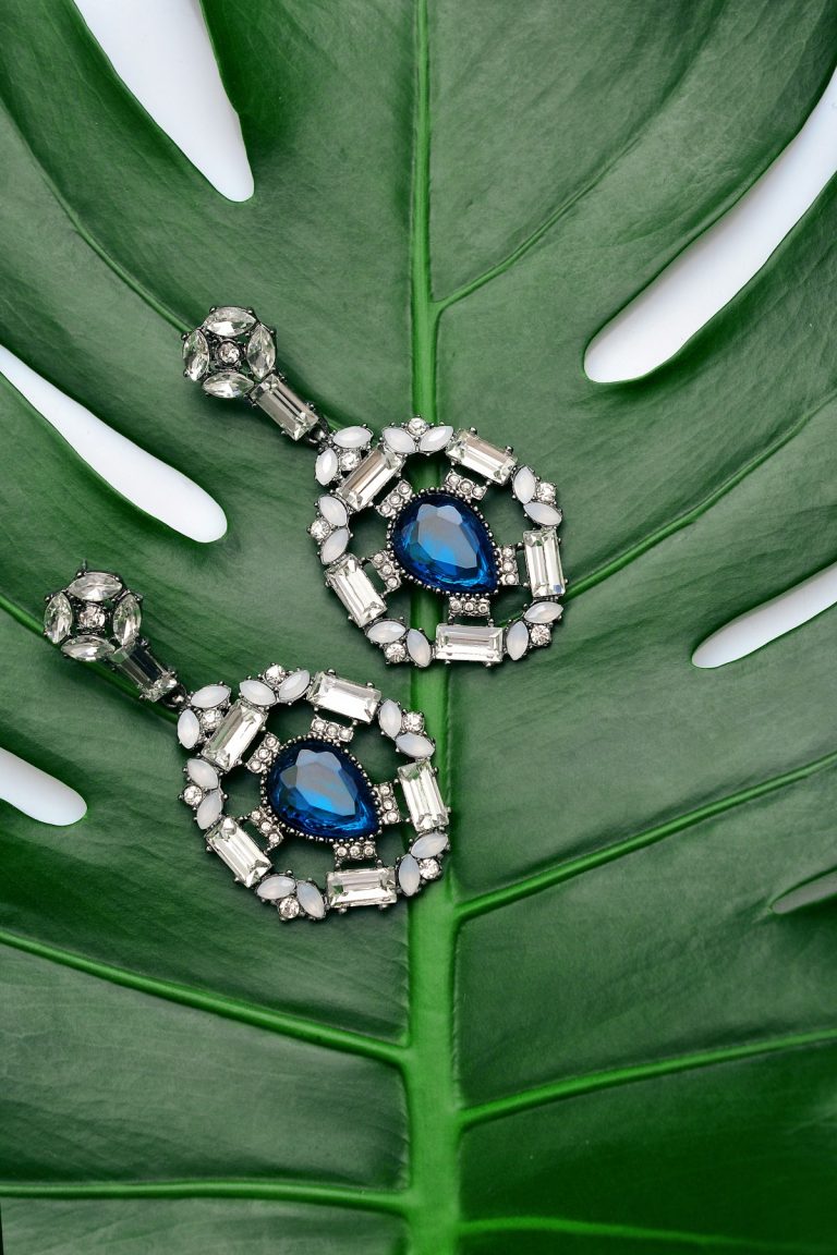 Timeless Bridal Jewelry Sets: How to Complement Your Neckline, Veil & Hairpiece